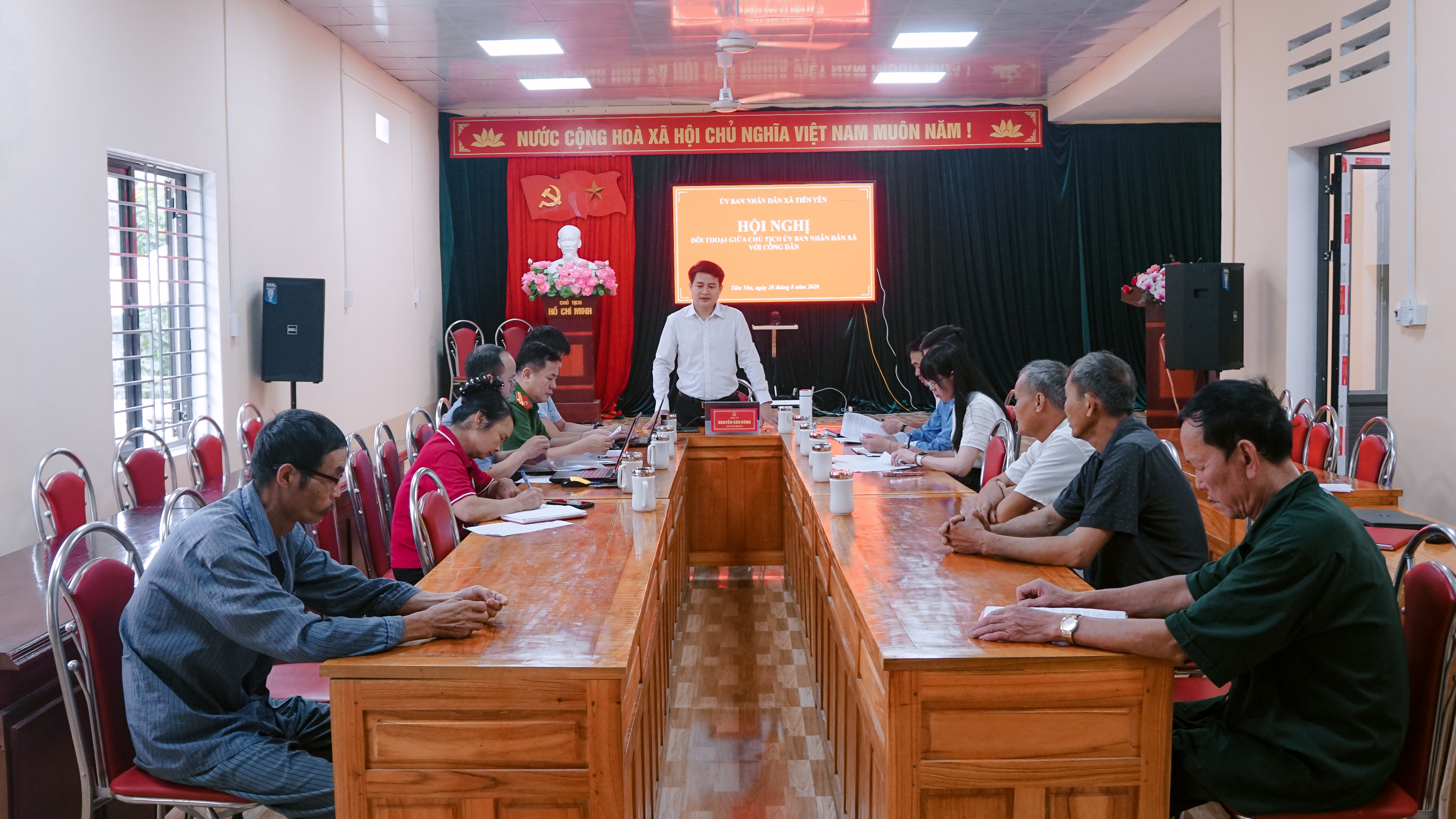 Đối thoại giữa Chủ tịch UBND xã với công dân