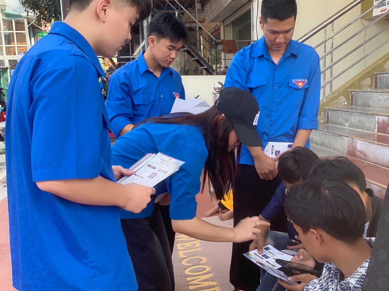 Đồng Văn: Tuyên truyền hướng dẫn nhân dân cài đặt, sử dụng Zalo Mini App tại chợ phiên Đồng Văn