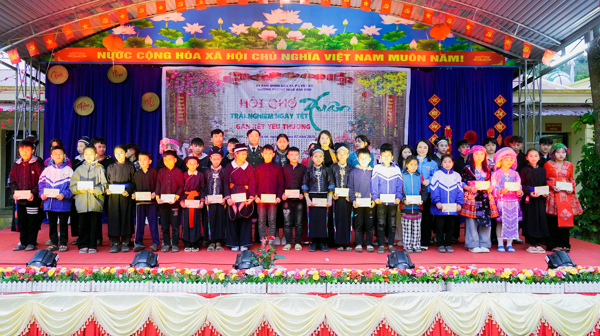 hội chợ xu&acirc;n THCS bản ng&ograve; (5).jpg