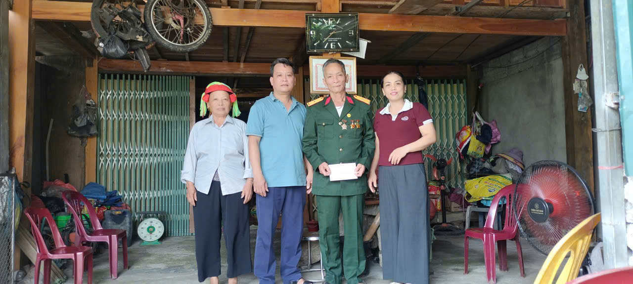 ĐOÀN CÔNG TÁC XÃ THƯỢNG SƠN THĂM, TẶNG QUÀ NGƯỜI CÓ CÔNG NHÂN DỊP KỶ NIỆM 79 NĂM NGÀY THƯƠNG BINH - LIỆT SĨ