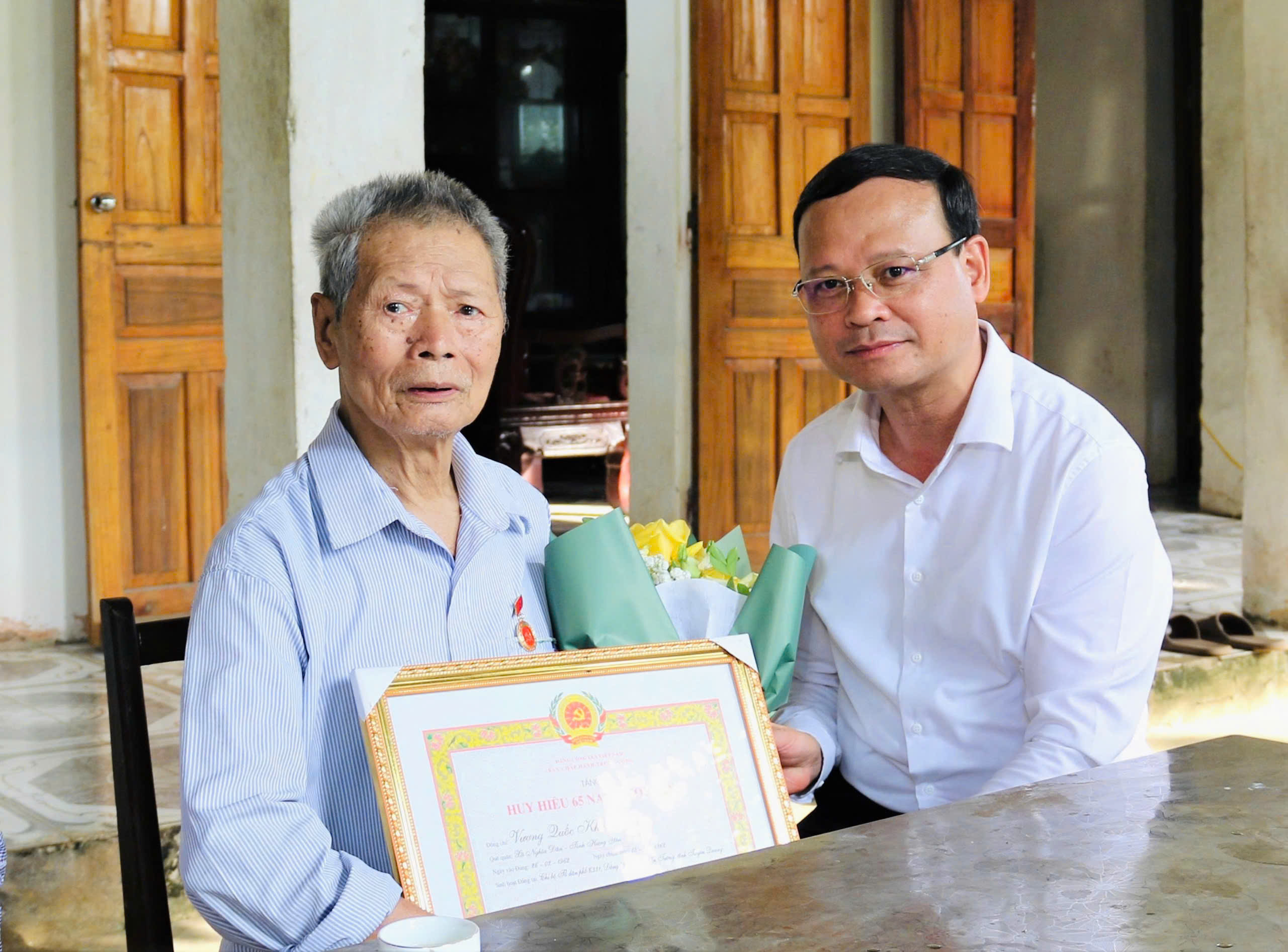 Đồng chí Phó Chủ tịch Thường trực UBND tỉnh Nguyễn Mạnh Tuấn trao tặng Huy hiệu Đảng tại Đảng bộ phường An Tường