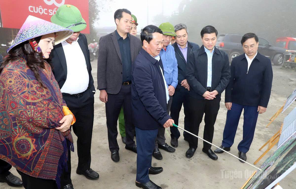 Bí thư Tỉnh ủy Hầu A Lềnh  khảo sát quy hoạch điểm tham quan, du lịch tại khu vực Cổng trời Quản Bạ; địa điểm xây dựng Quảng trường xã Quản Bạ.