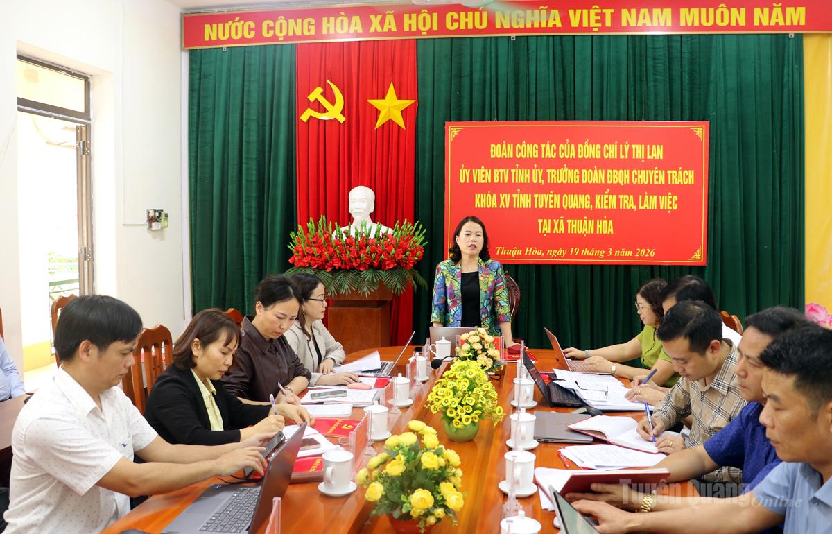 Đồng chí Lý Thị Lan, Ủy viên Ban Thường vụ Tỉnh ủy, Trưởng đoàn ĐBQH chuyên trách khoá XV tỉnh làm việc với Đảng ủy xã Thuận Hoà