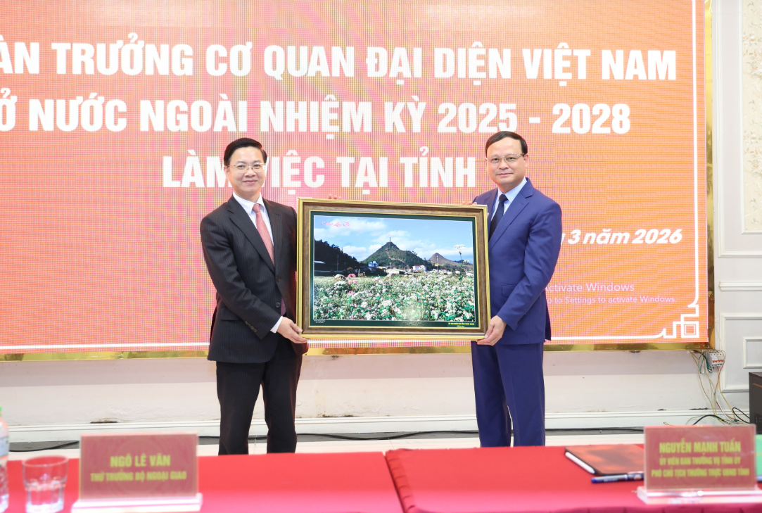 PHÓ CHỦ TỊCH THƯỜNG TRỰC UBND TỈNH NGUYỄN MẠNH TUẤN TIẾP, LÀM VIỆC VỚI ĐOÀN TRƯỞNG CƠ QUAN ĐẠI DIỆN VIỆT NAM Ở NƯỚC NGOÀI