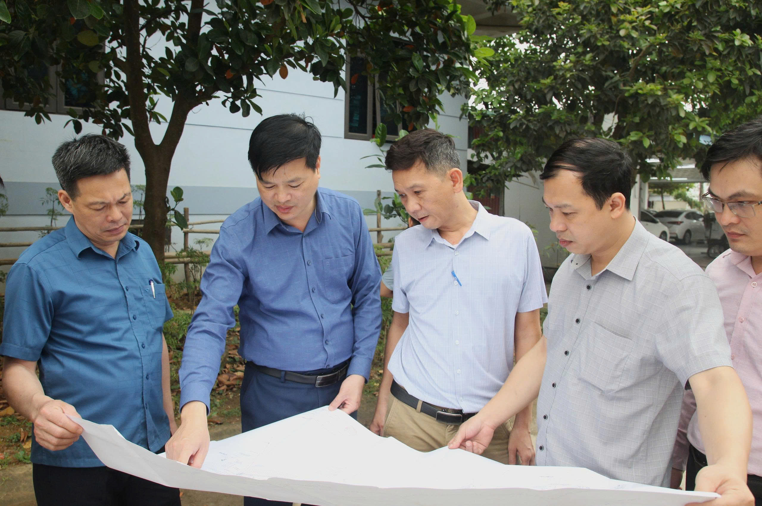 Đồng chí Phó Bí thư Đảng uỷ, Chủ tịch UBND phường An Tường Đỗ Đình Đạt khảo sát thực tế, nắm bắt ý kiến cử tri tại cơ sở