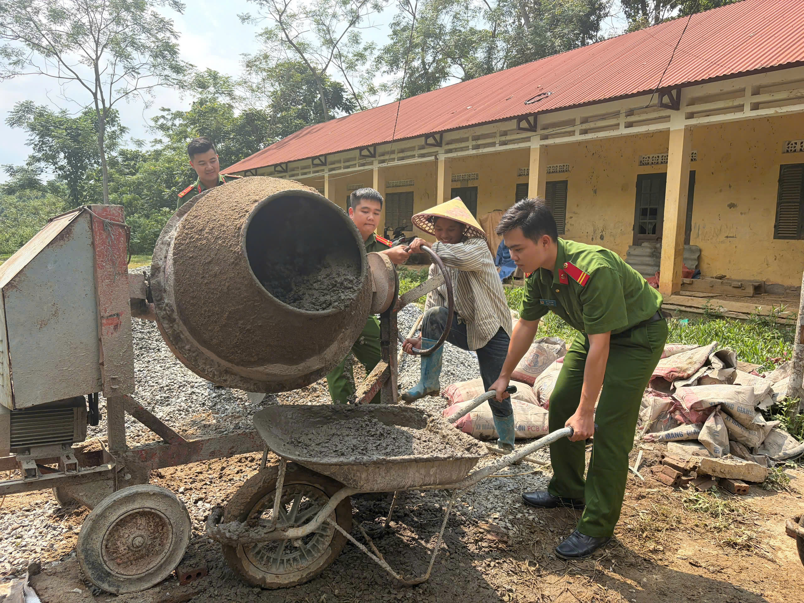 CÔNG AN XÃ HỒNG THÁI CHUNG TAY HỖ TRỢ BÀ CON XÂY DỰNG TRƯỜNG MẦM NON NÀ PIN 1