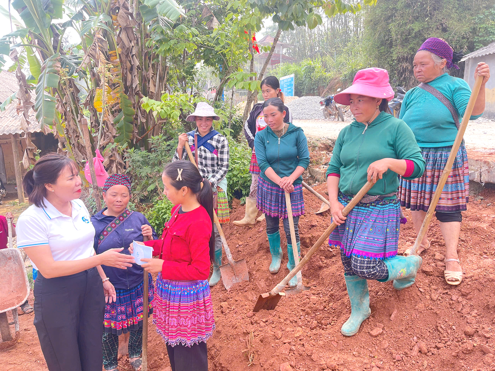 Ấm áp nghĩa tình từ công trình phụ tặng hội viên phụ nữ nghèo