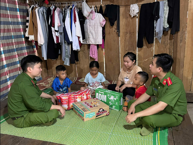 ẤM ÁP TÌNH NGHĨA QUÂN DÂN: THĂM HỎI, TẶNG QUÀ VÀ TUYÊN TRUYỀN PHÁP LUẬT CHO TRẺ EM CÓ HOÀN CẢNH KHÓ KHĂN
