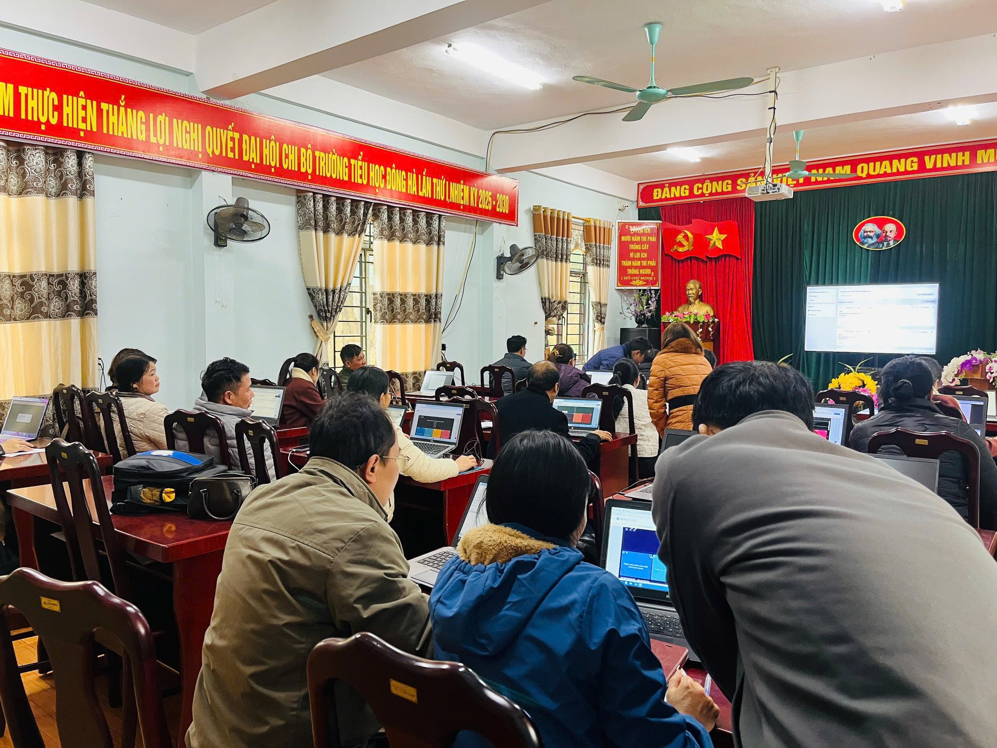 TRƯỜNG TIỂU HỌC ĐÔNG HÀ, XÃ LÙNG TÁM, TỈNH TUYÊN QUANG TỔ CHỨC TẬP HUẤN ỨNG DỤNG TRÍ TUỆ NHÂN TẠO (AI) TRONG DẠY HỌC