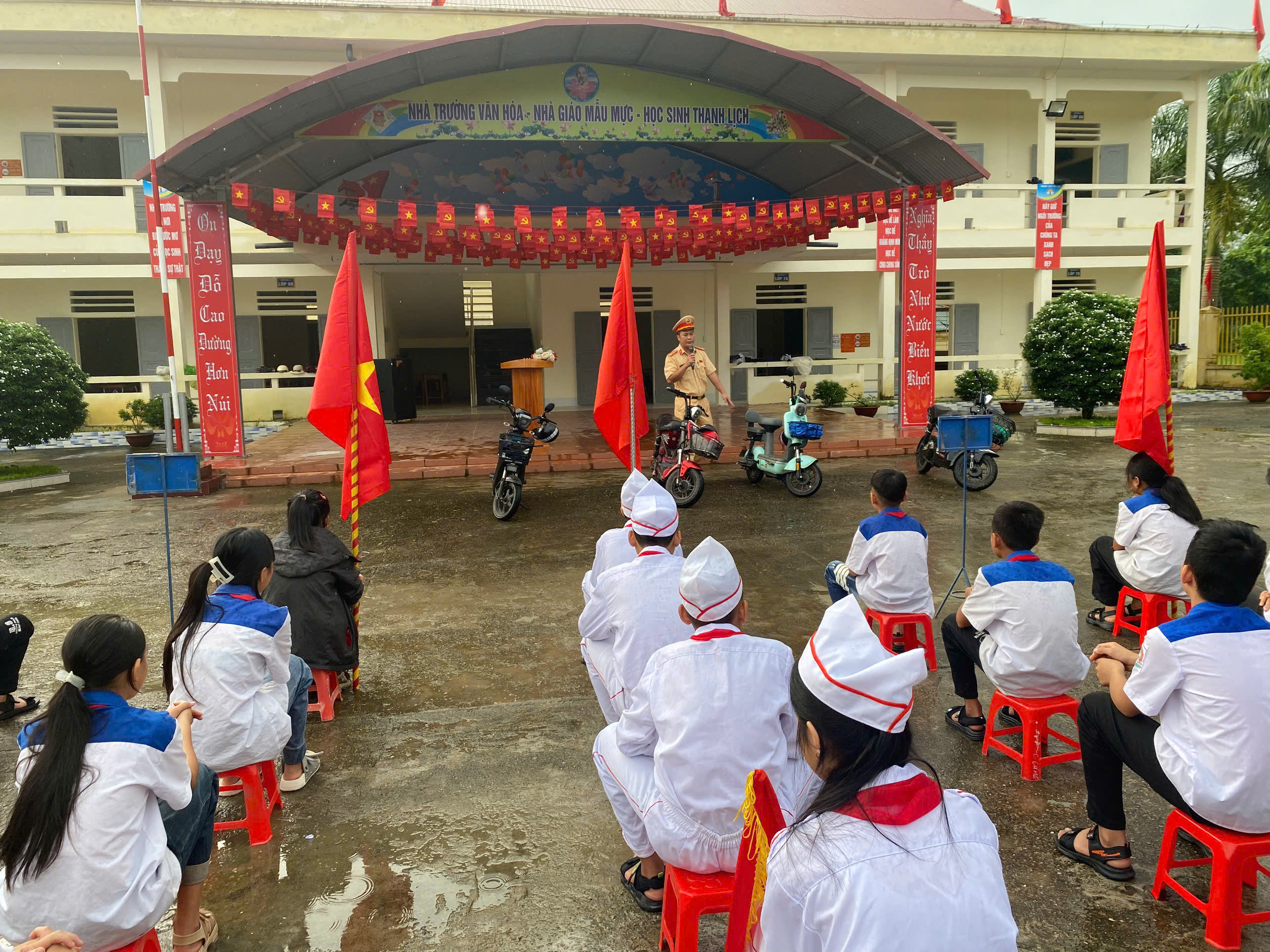  CÔNG AN XÃ VIỆT LÂM TUYÊN TRUYỀN, PHỔ BIẾN KIẾN THỨC VỀ LUẬT GIAO THÔNG ĐƯỜNG BỘ