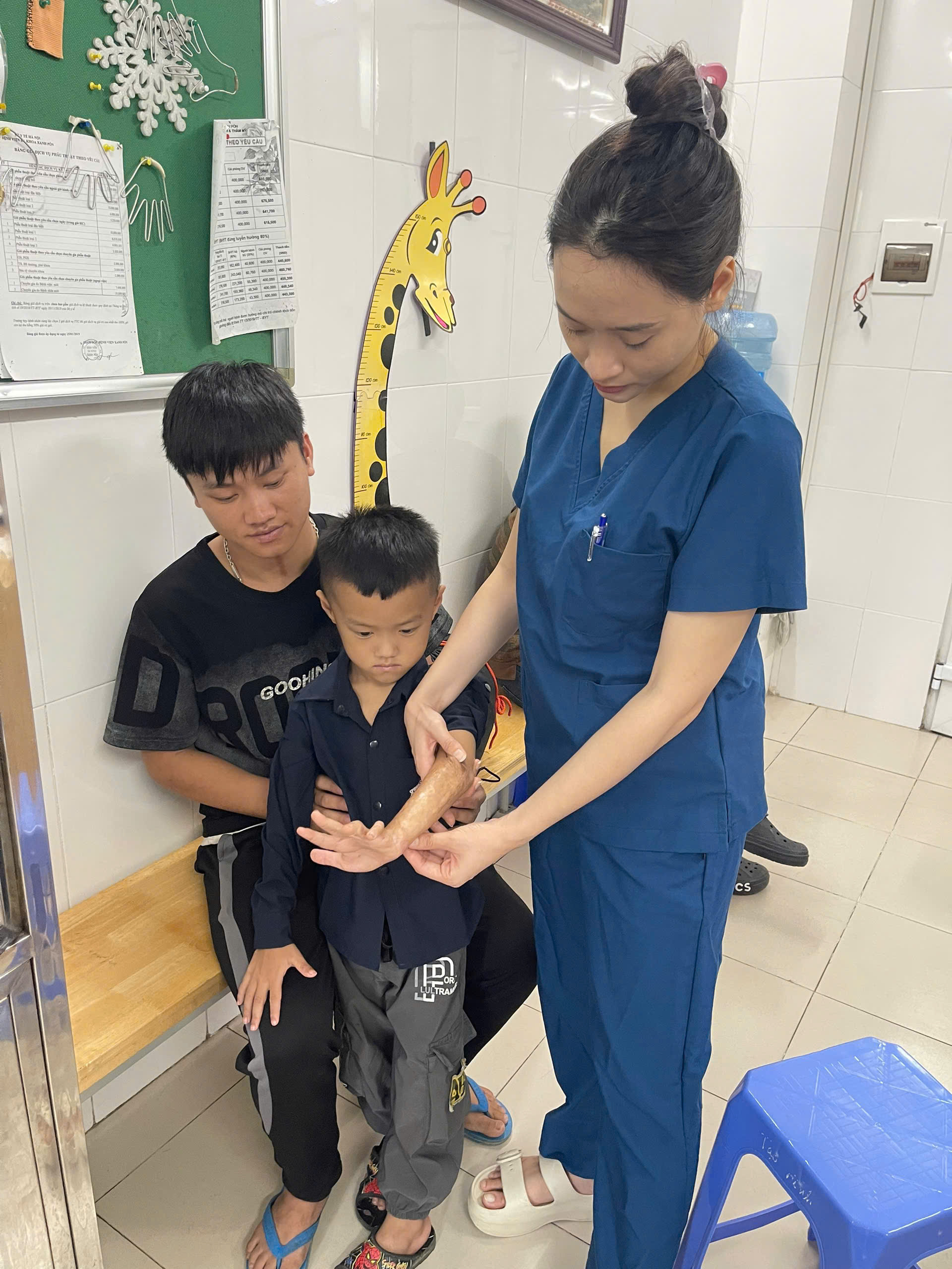 CÔNG AN XÃ CÁN TỶ HỖ TRỢ CHÁU NHỎ BỊ DI CHỨNG DO BỎNG NẶNG ĐI ĐIỀU TRỊ TẠI BỆNH VIỆN ĐA KHOA XANH PÔN