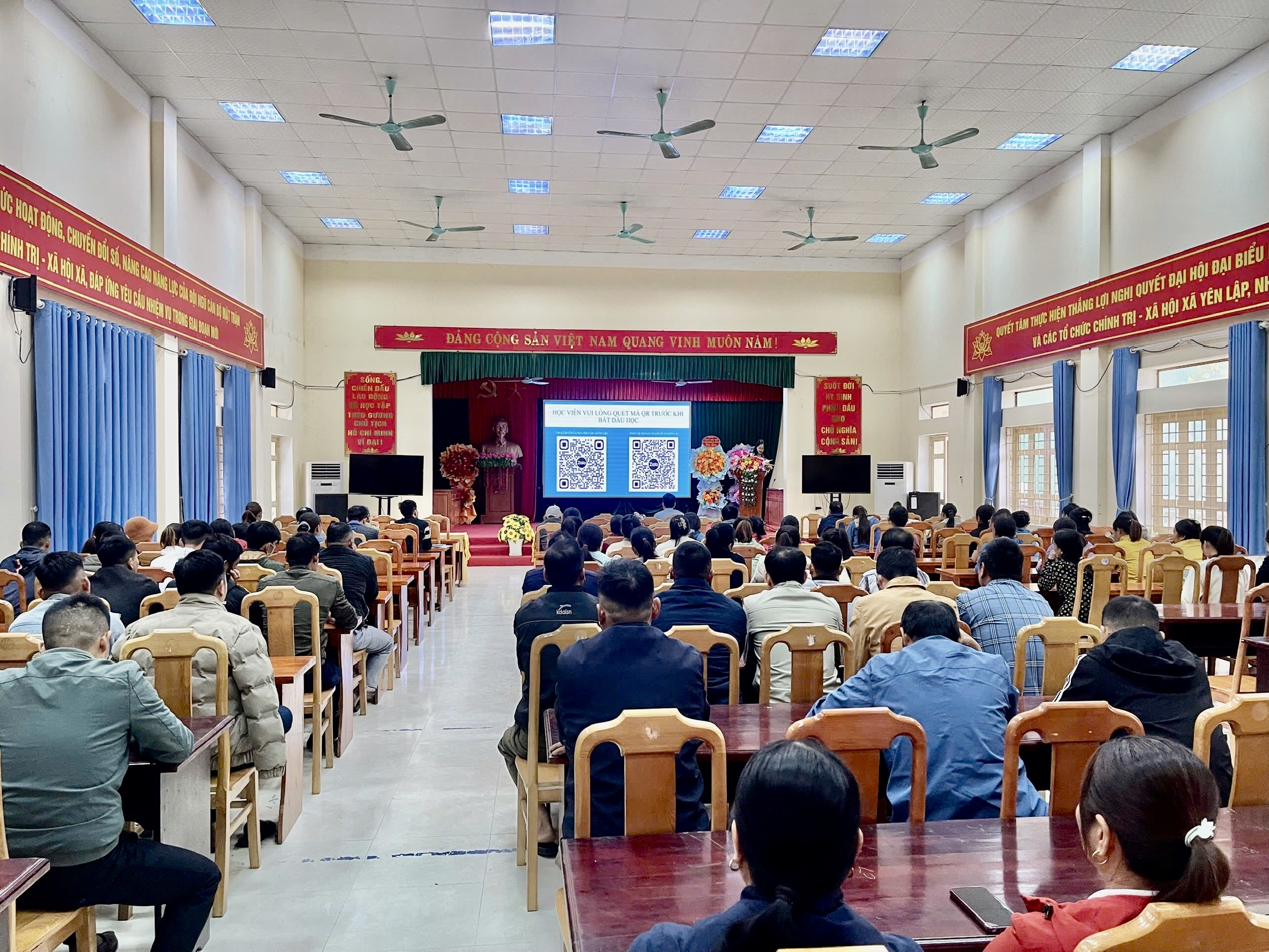 Yên Lập tổ chức tập huấn, hướng dẫn nâng cao kỹ năng số, triển khai nền tảng “Bình dân học vụ số” cho Nhân dân