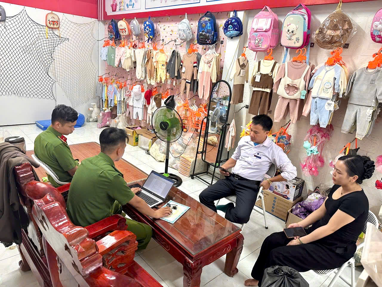CÔNG AN XÃ PHỐI HỢP ĐOÀN KIỂM TRA LIÊN NGÀNH KIỂM TRA VIỆC CHẤP HÀNH CÁC QUY ĐỊNH CỦA PHÁP LUẬT TRONG HOẠT ĐỘNG KINH DOANH TRÊN ĐỊA BÀN