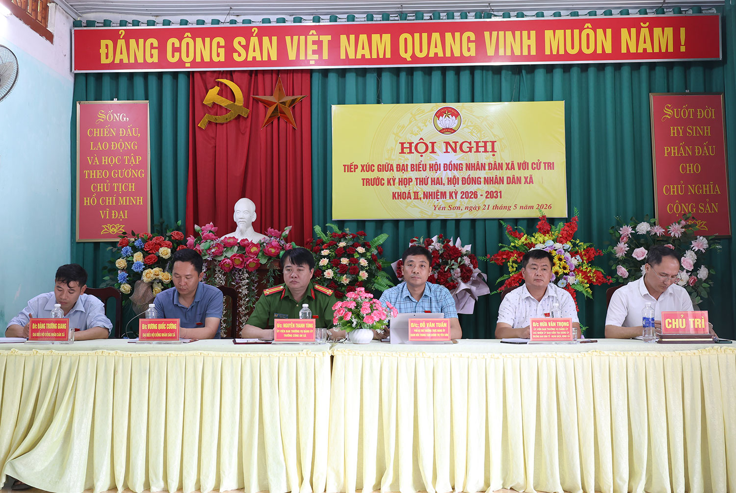 Đồng chí Phó Bí thư thường trực Đảng ủy xã tiếp xúc cử tri thôn Trầm Ân