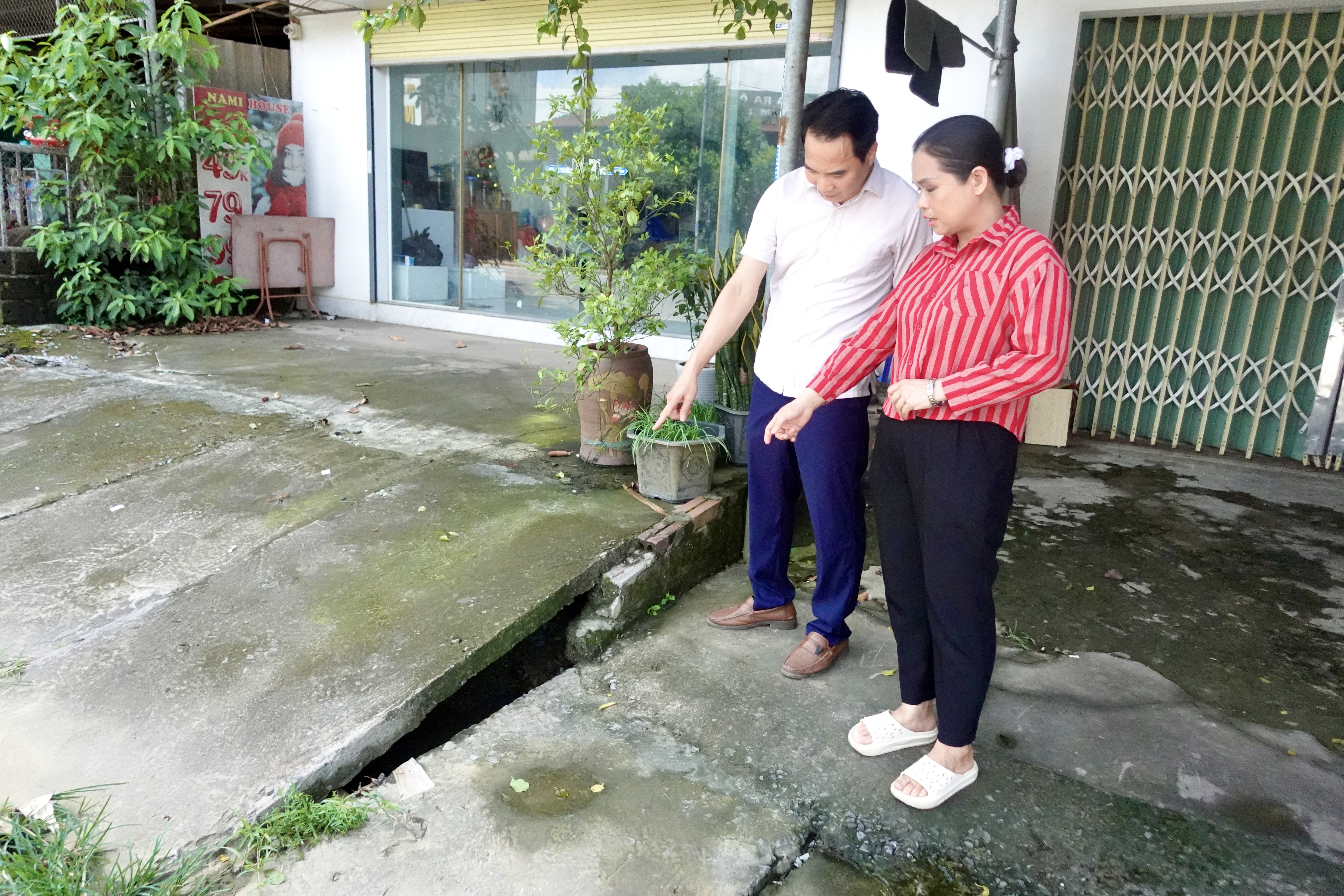 LÃNH ĐẠO HĐND PHƯỜNG BÌNH THUẬN KHẢO SÁT THỰC TẾ, NẮM BẮT Ý KIẾN NHÂN DÂN VỀ TÌNH TRẠNG NGẬP ÚNG TẠI TỔ DÂN PHỐ 7