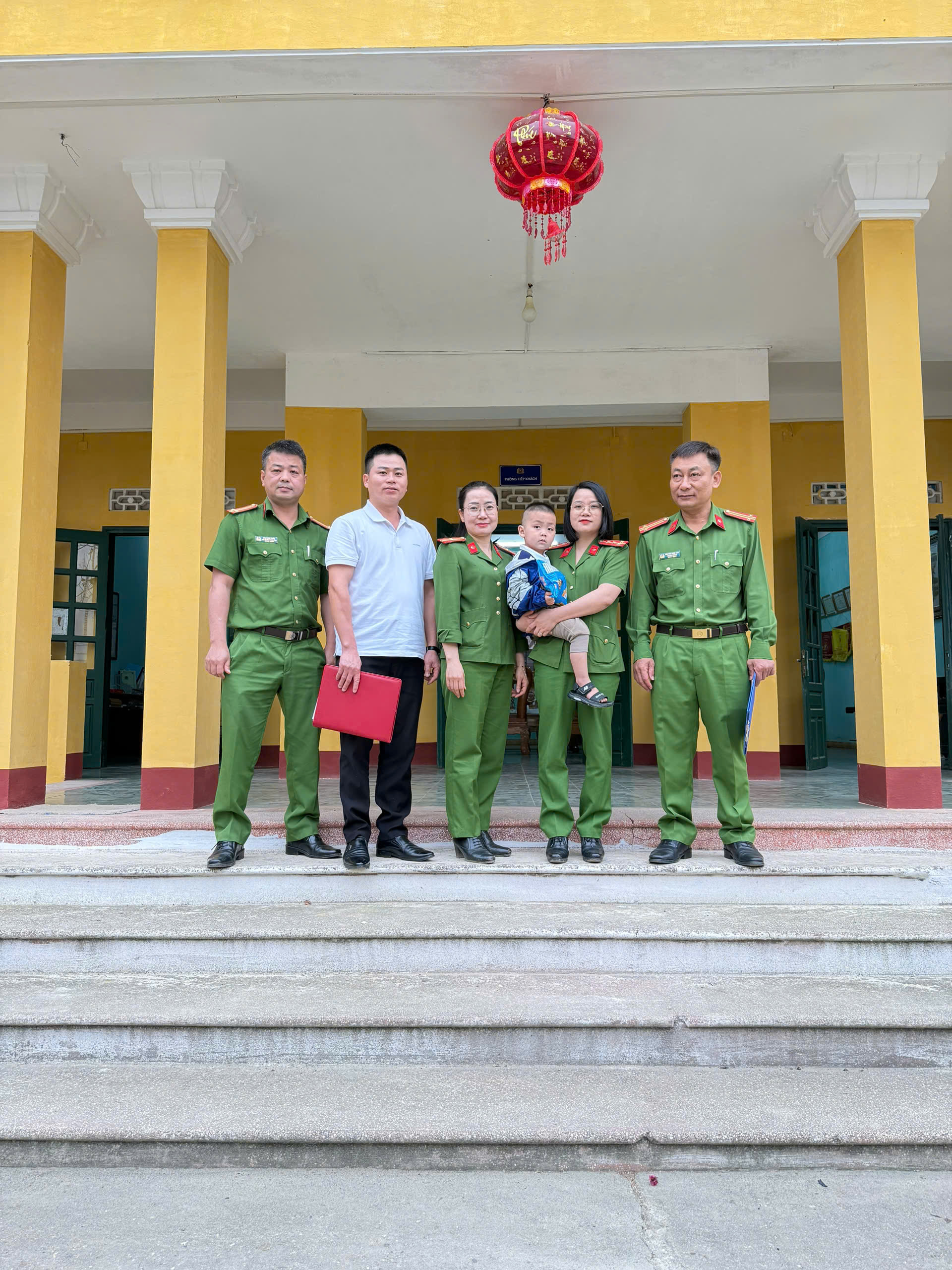 TIẾP NHẬN TRẺ EM CÓ HOÀN CẢNH ĐẶC BIỆT VÀO CHĂM SÓC, NUÔI DƯỠNG TẠI TRUNG TÂM CÔNG TÁC XÃ HỘI VÀ QUỸ BẢO TRỢ TRẺ EM TỈNH TUYÊN QUANG