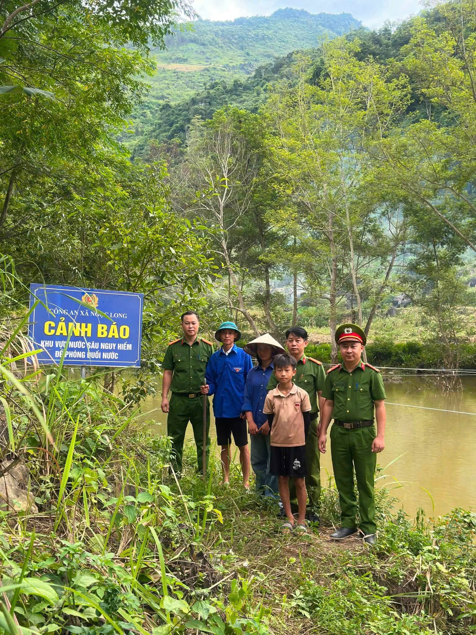CÔNG AN XÃ NGỌC LONG TĂNG CƯỜNG TUYÊN TRUYỀN, CẮM BIỂN CẢNH BÁO PHÒNG, CHỐNG ĐUỐI NƯỚC