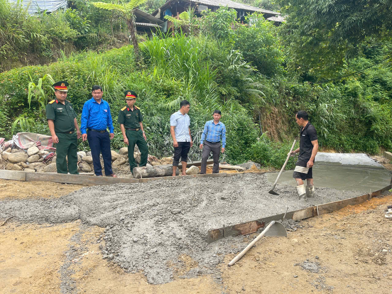 Ban Giám sát đầu tư của cộng đồng xã Cao Bồ giám sát thi công đường giao thông tại thôn Khuổi Luông