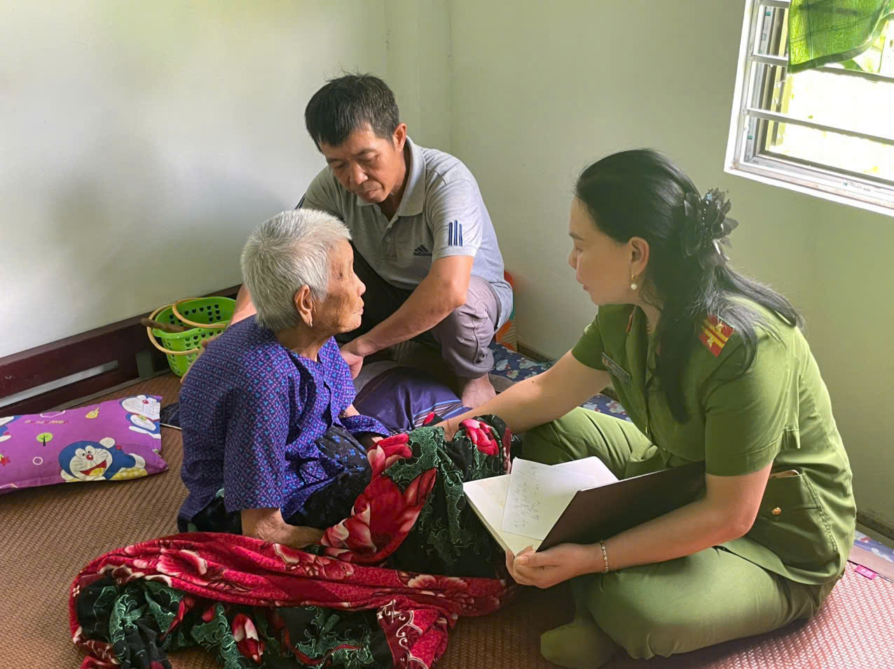 CÔNG AN XÃ BẰNG HÀNH TÍCH CỰC RÀ SOÁT, TUYÊN TRUYỀN, VẬN ĐỘNG THÂN NHÂN LIỆT SỸ PHỐI HỢP THU NHẬN MẪU ADN PHỤC VỤ XÁC ĐỊNH DANH TÍNH HÀI CỐT LIỆT SỸ