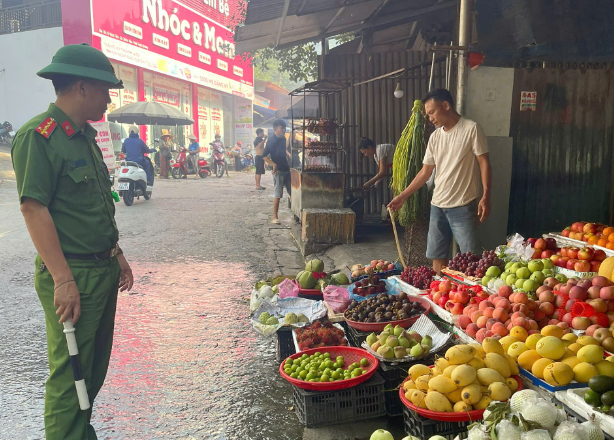 CHIÊM HÓA KHÔNG LẤN CHIẾM VỈA HÈ, LÒNG ĐƯỜNG CHUNG TAY BẢO ĐẢM TRẬT TỰ, AN TOÀN GIAO THÔNG