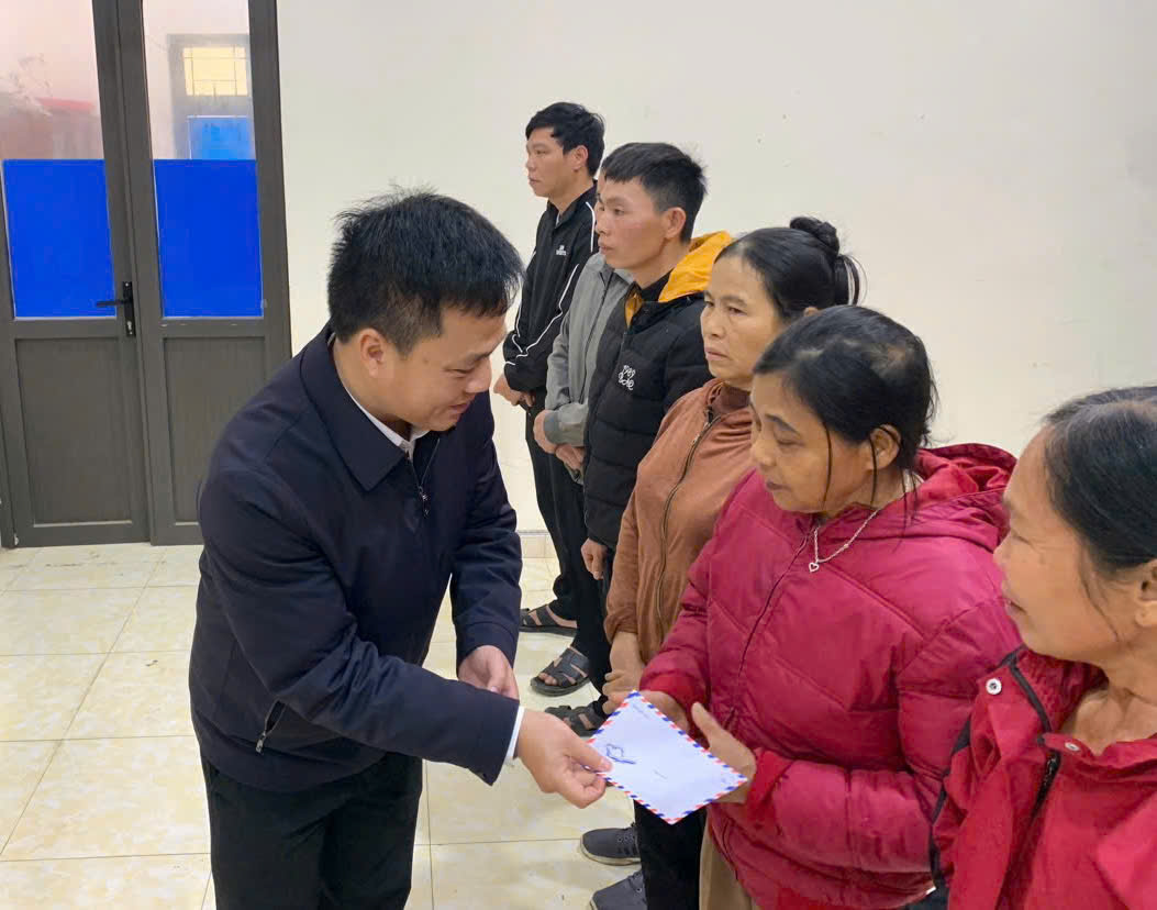 Xã Đông Thọ: Trao 276 suất quà tết cho hộ nghèo, hộ cận nghèo.