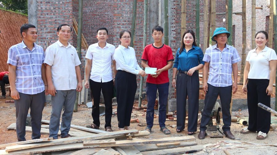Đồng chí Hoàng Thị Thảo Hương, Phó Bí thư Thường trực Đảng ủy, Giám đốc Trung tâm Chính trị xã làm việc tại các thôn Minh Tân, Minh Thắng và Minh Tâm