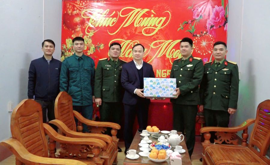 Bí thư Đảng ủy, Chủ tịch HĐND xã Phan Ngọc Hiệp thăm, chúc tết BCH Quân sự xã