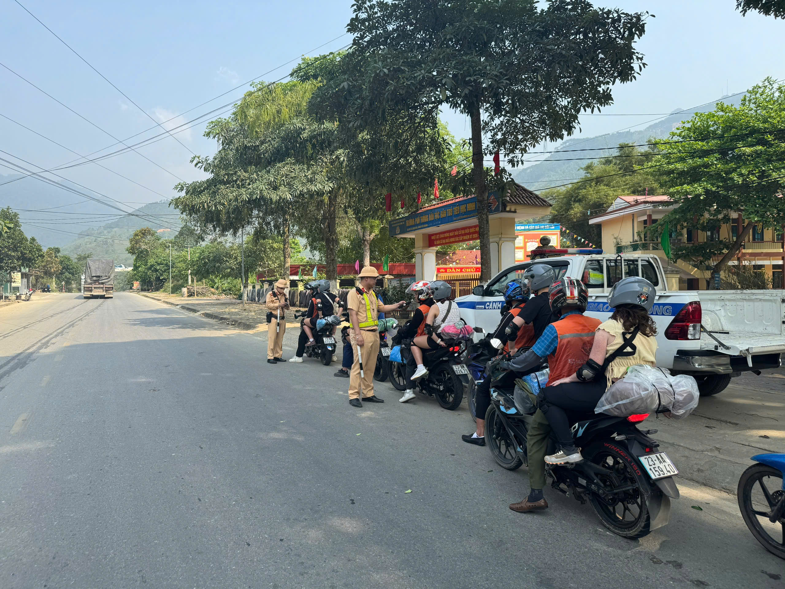 TUYÊN QUANG RA QUÂN NGÀY ĐẦU: 42 TÀI XẾ VÀ DU KHÁCH “TỰ LÁI” BỊ XỬ LÝ TRÊN CUNG ĐƯỜNG VÙNG CAO