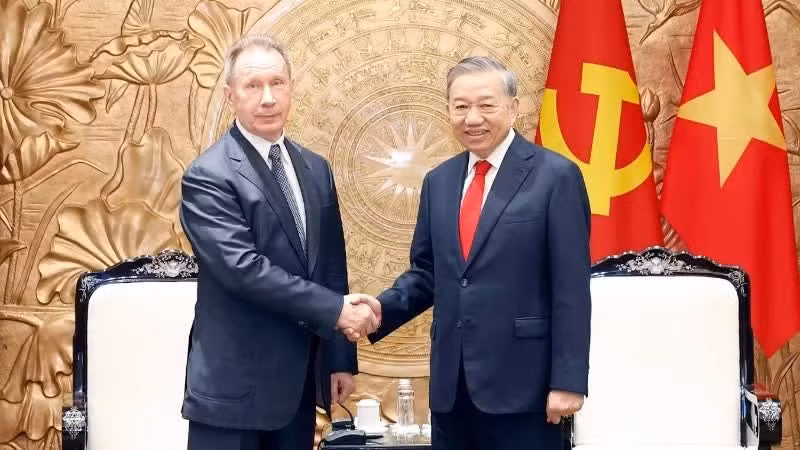 Top leader receives head of Russia's Federal National Guard Service