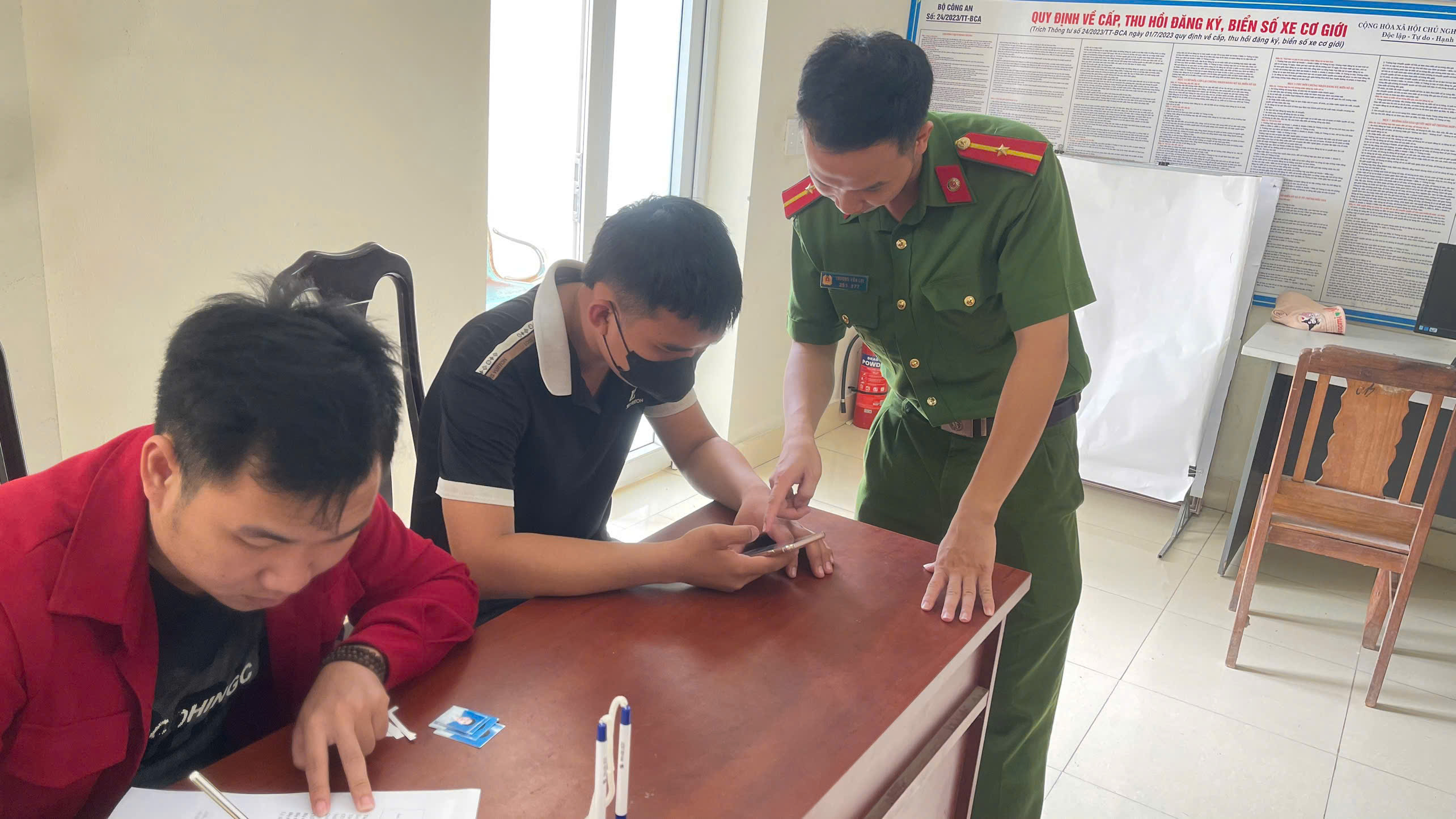KHUYẾN KÍCH NGƯỜI DÂN THỰC HIỆN 100% TRÊN MÔI TRƯỜNG ĐIỆN TỬ ĐỐI VỚI 25 DỊCH VỤ CÔNG TRỰC TUYẾN TOÀN TRÌNH
