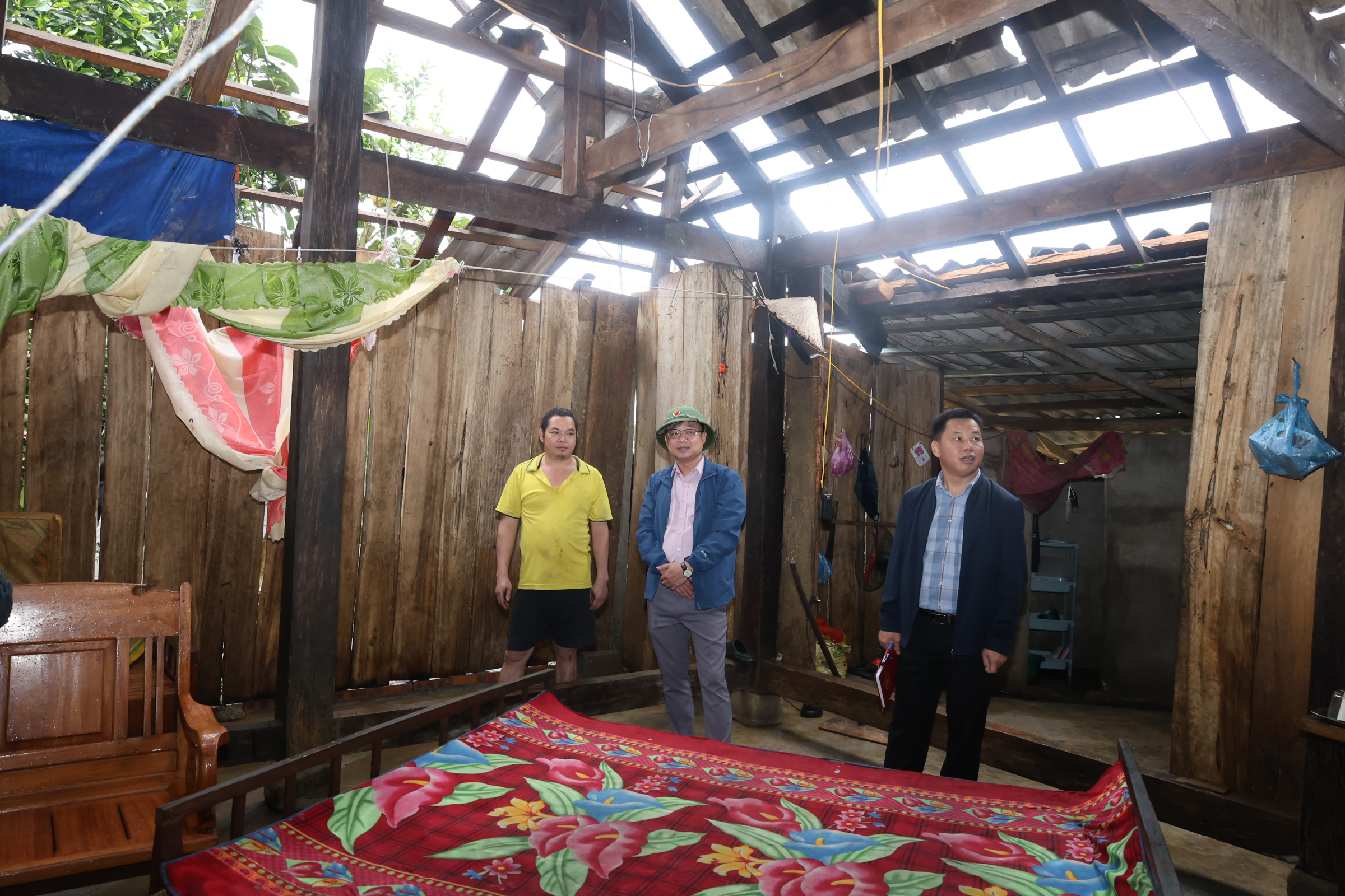 Phó Chủ tịch UBND xã Lâm Bình Chẩu Văn Đệ kiểm tra thiệt hại do mưa lớn tại thôn Nà Khậu