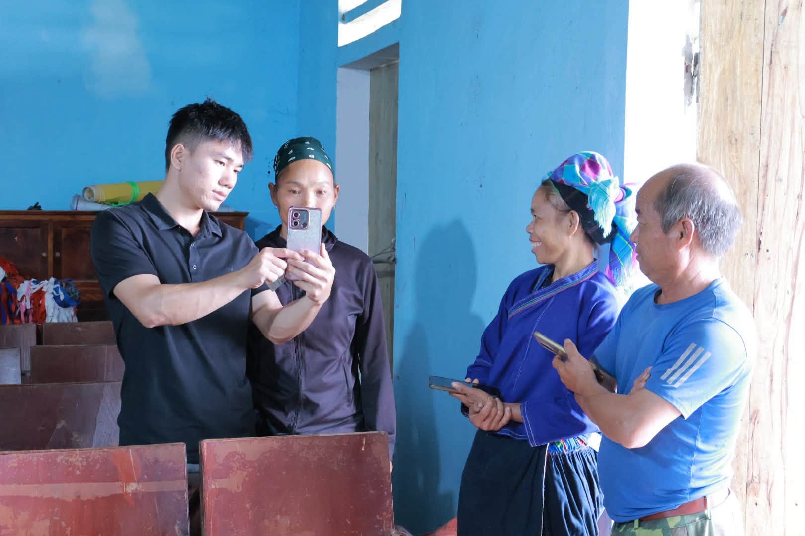 TRUNG TÂM PHỤC VỤ HÀNH CHÍNH CÔNG XÃ TRUNG THỊNH TĂNG CƯỜNG TUYÊN TRUYỀN, HƯỚNG DẪN NGƯỜI DÂN SỬ DỤNG DỊCH VỤ CÔNG TRỰC TUYẾN TẠI CÁC THÔN