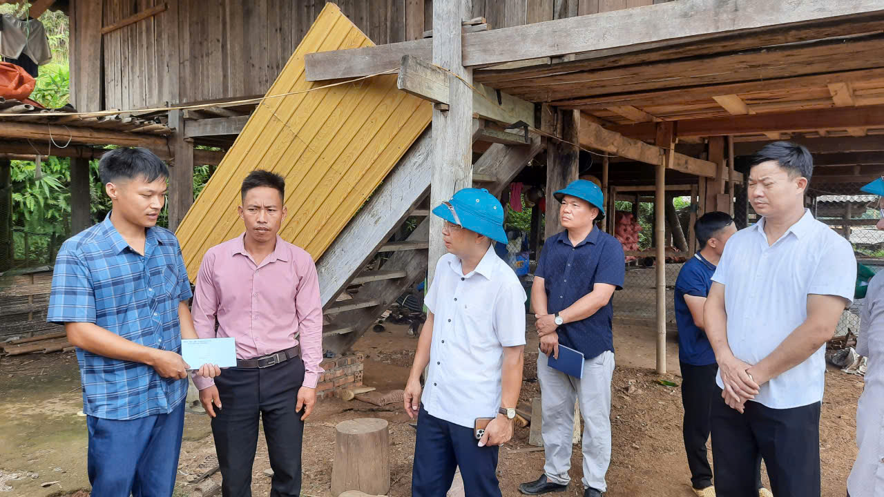                            Lãnh đạo xã Giáp Trung thăm, kiểm tra một số mô hình chăn nuôi tại thôn Nà Bó