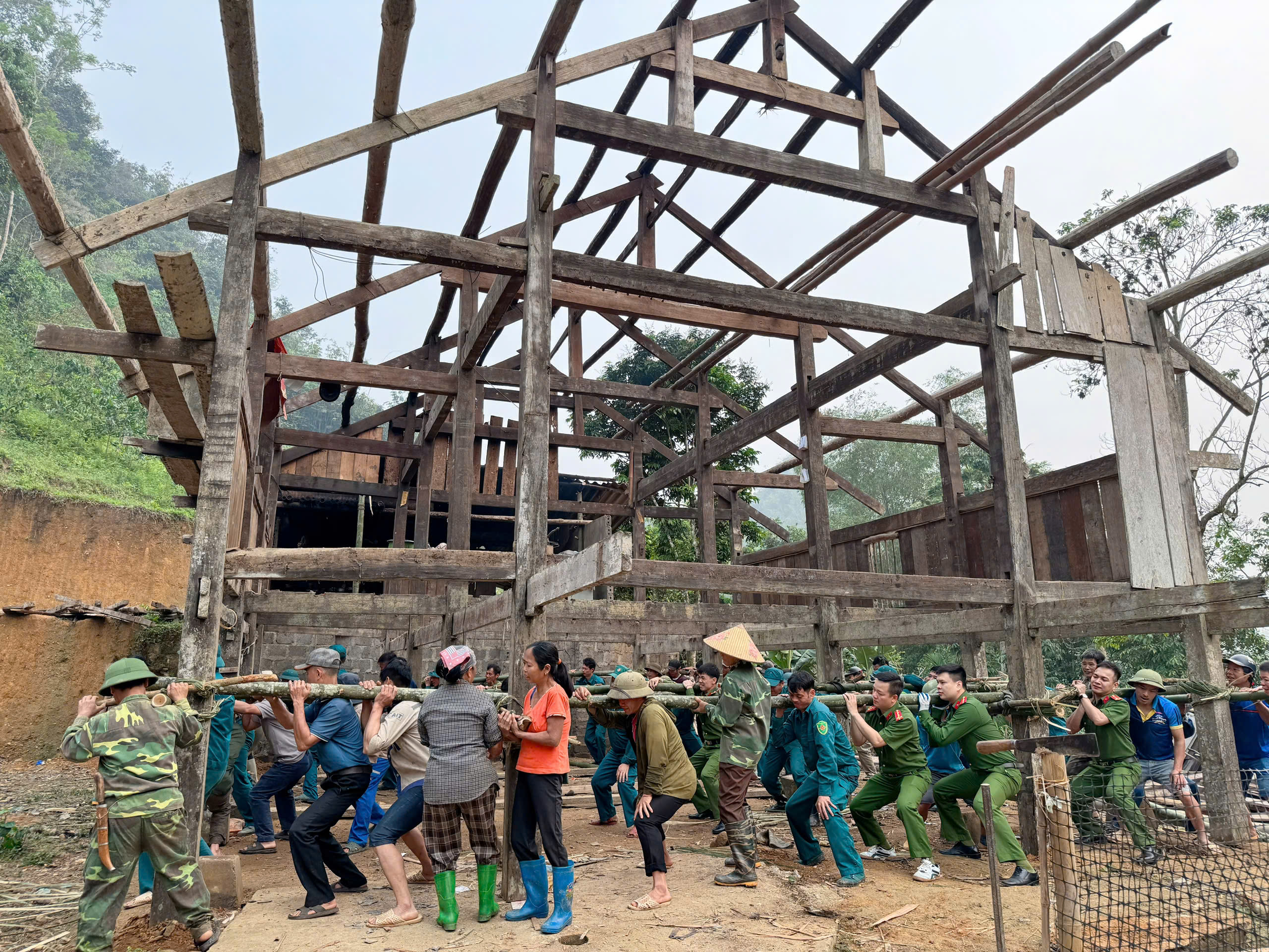 CÔNG AN XÃ NÀ HANG CHUNG TAY GIÚP NHÂN DÂN KHẮC PHỤC HẬU QUẢ SAU MƯA BÃO