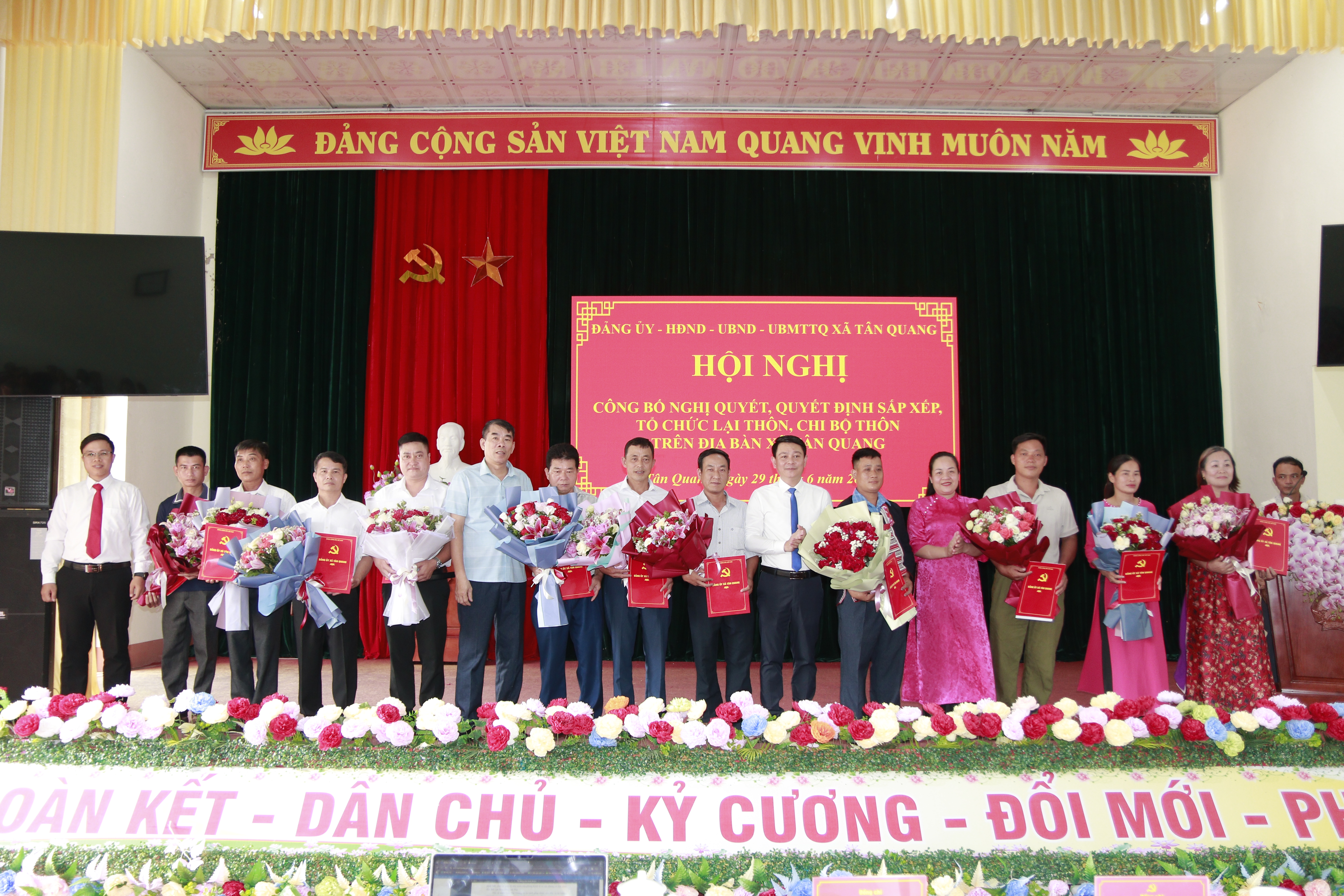 HỘI NGHỊ CÔNG BỐ CÁC NGHỊ QUYẾT, QUYẾT ĐỊNH SẮP XẾP, TỔ CHỨC LẠI THÔN, CHI BỘ THÔN TRÊN ĐỊA BÀN XÃ TÂN QUANG 