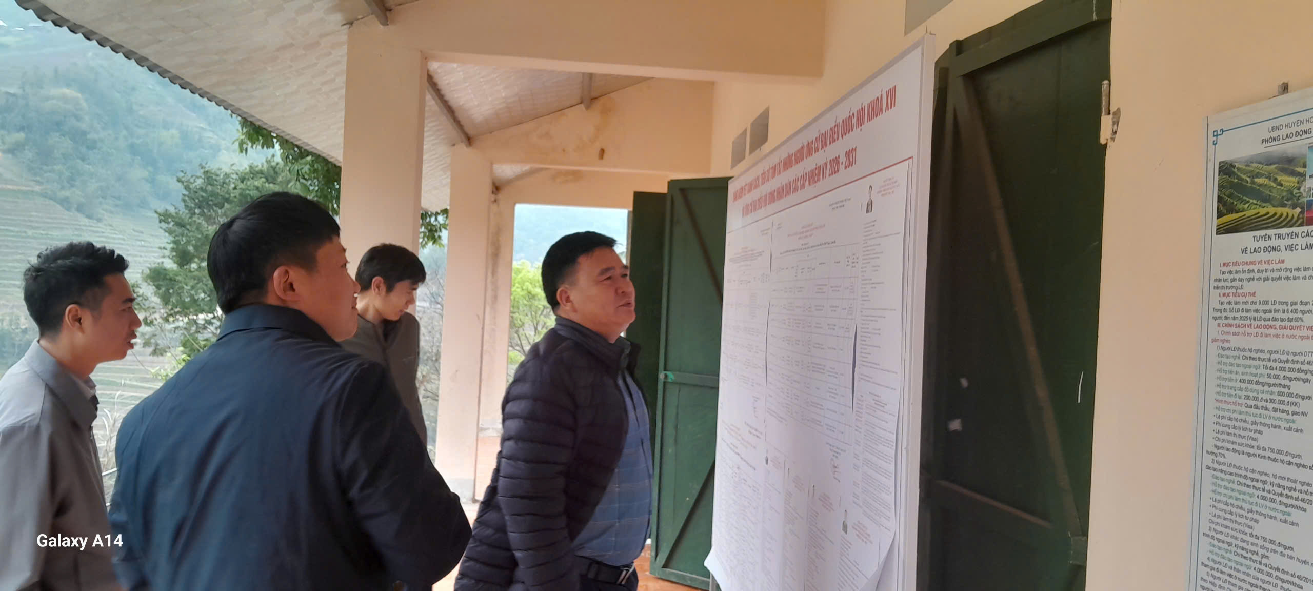 Các đồng chí lãnh đạo xã kiểm tra công tác chuẩn bị bầu cử tại các thôn