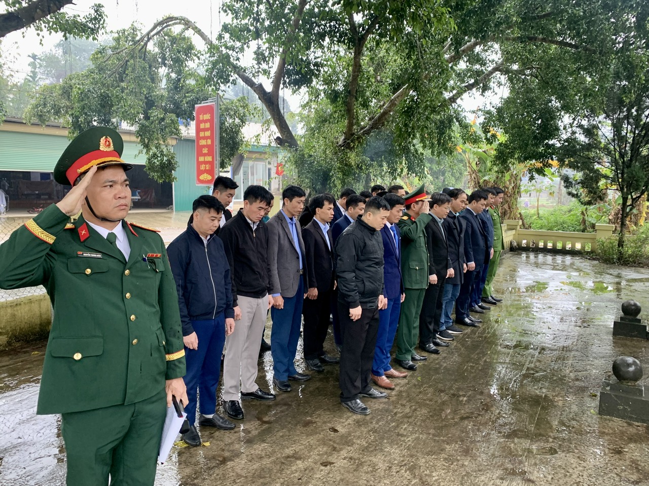 LÃNH ĐẠO XÃ ĐÔNG THỌ VIẾNG NHÀ BIA TƯỞNG NIỆM NHÂN DỊP CUỐI NĂM