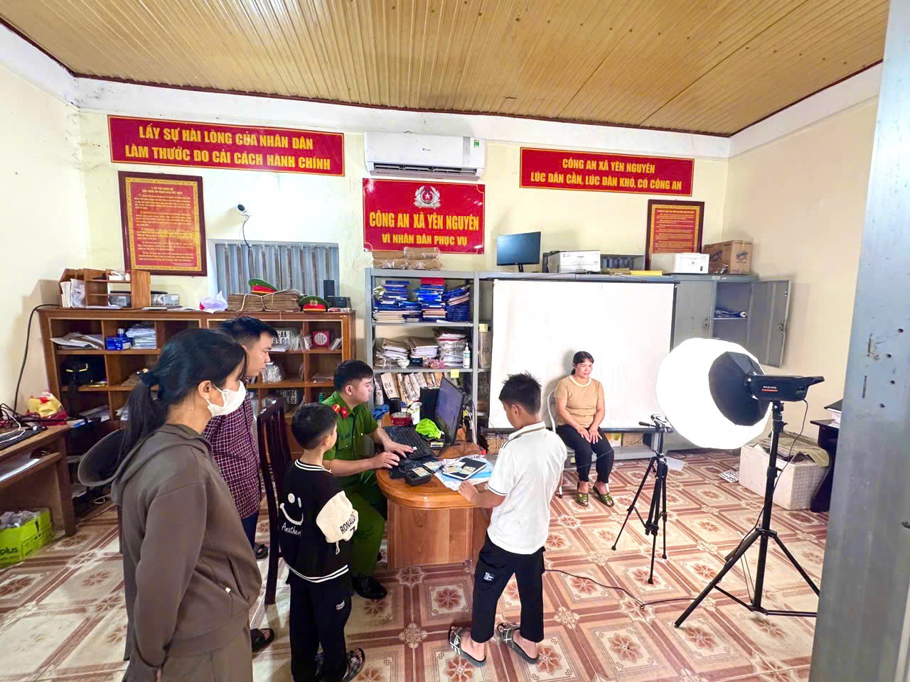 CÔNG AN XÃ YÊN NGUYÊN XUYÊN LỄ CẤP TÀI KHOẢN ĐỊNH DANH MỨC 2 CHO TRẺ EM – VÌ TIỆN ÍCH NHÂN DÂN, VÌ TƯƠNG LAI SỐ 