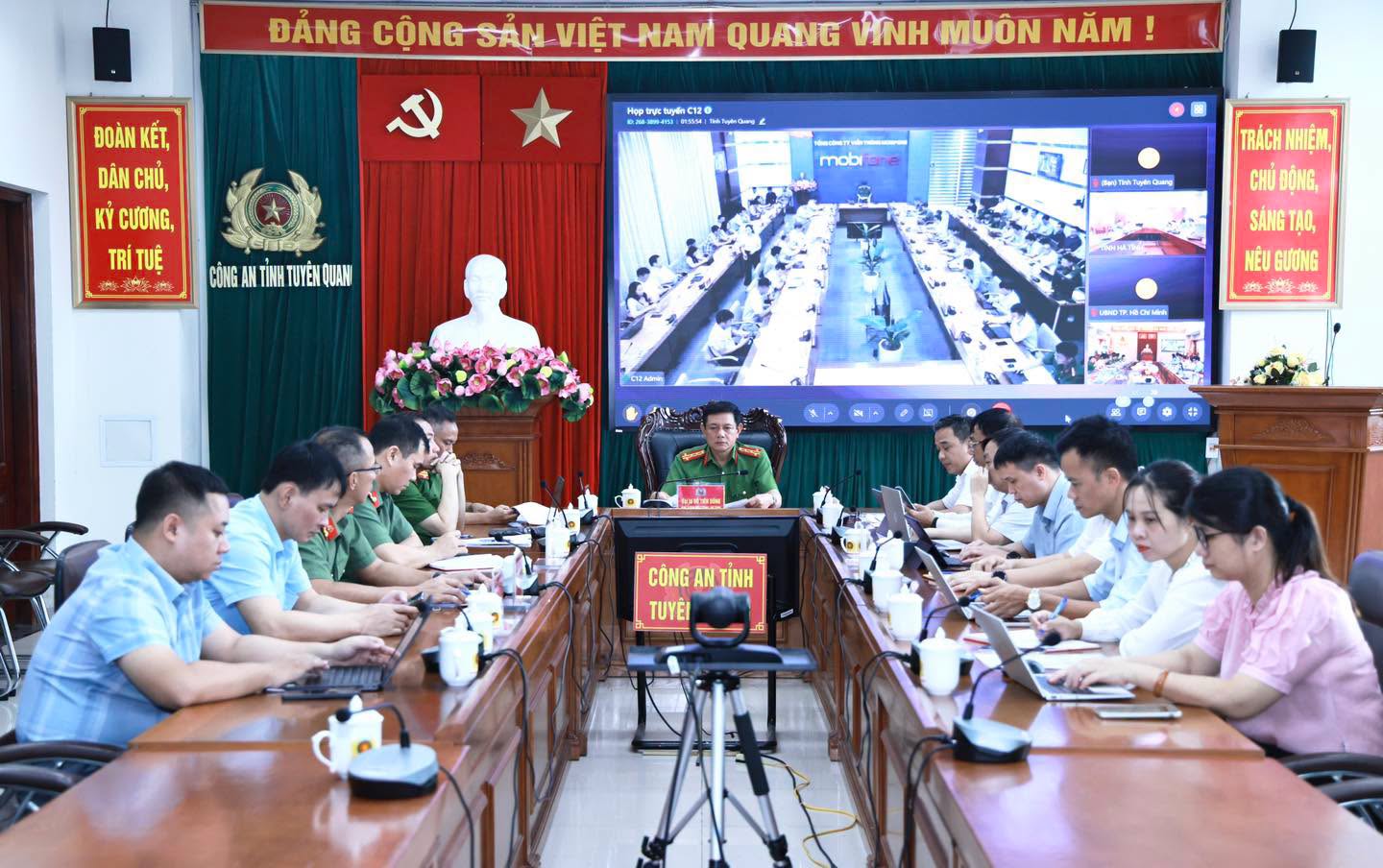 CÔNG AN TỈNH TUYÊN QUANG THAM DỰ CUỘC HỌP TRỰC TUYẾN VỀ DỮ LIỆU VÀ HẠ TẦNG TRUNG TÂM DỮ LIỆU QUỐC GIA