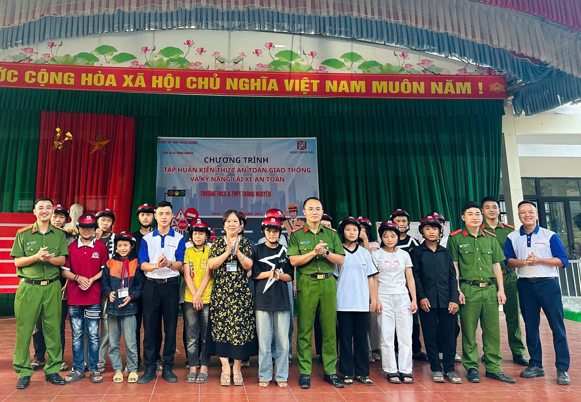 CÔNG AN XÃ THÔNG NGUYÊN TUYÊN TRUYỀN PHÁP LUẬT VÀ TẬP HUẤN KỸ NĂNG LÁI XE AN TOÀN CHO HỌC SINH