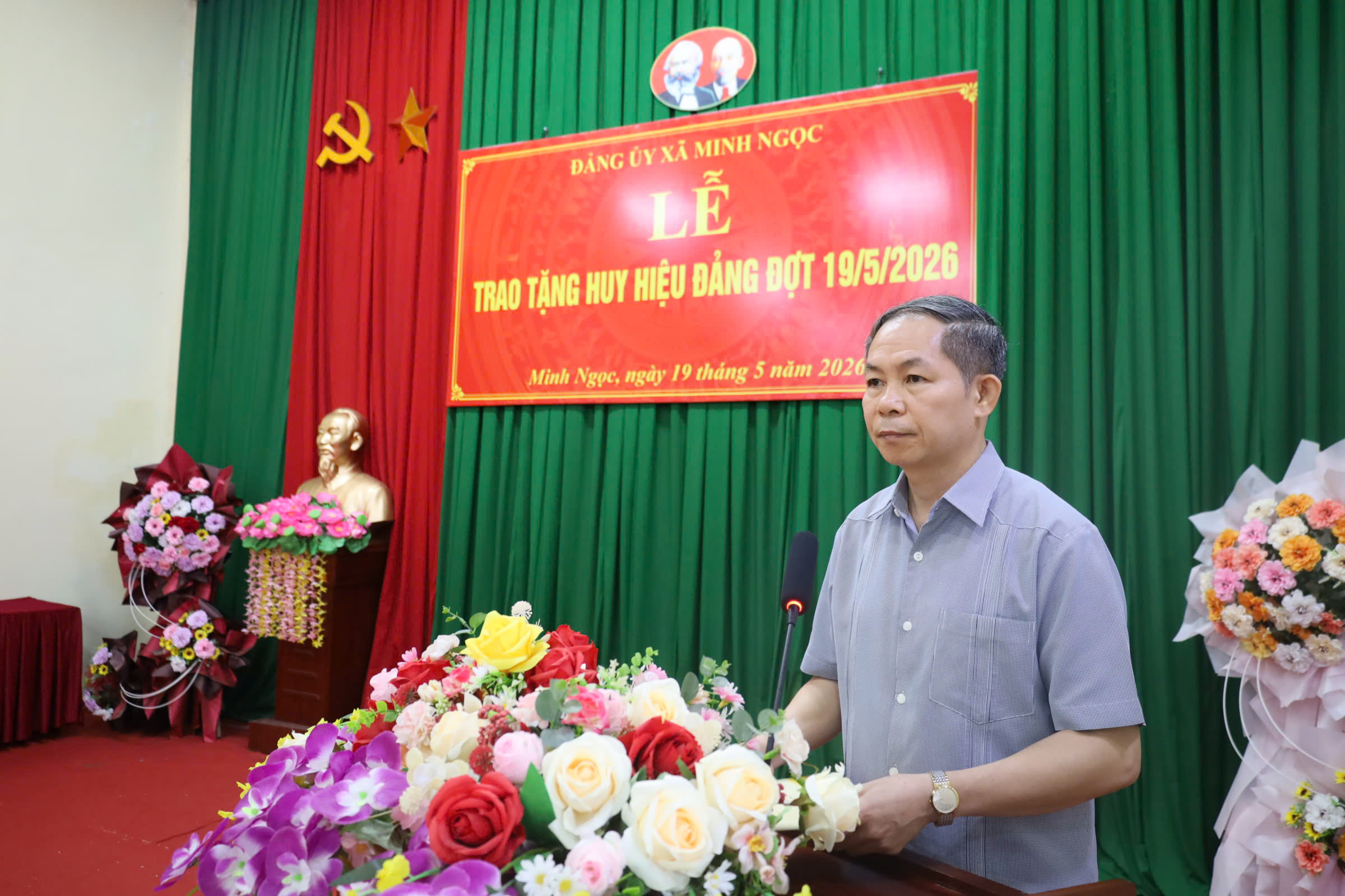Giám đốc Sở Khoa học và Công nghệ trao tặng Huy hiệu Đảng tại xã Minh Ngọc
