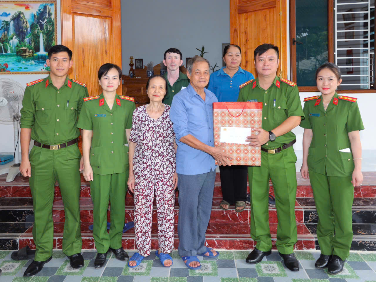 TRẠI TẠM GIAM SỐ 1 CÔNG AN TỈNH TUYÊN QUANG THĂM HỎI, TẶNG QUÀ CÁC GIA ĐÌNH CHÍNH SÁCH TRÊN ĐỊA BÀN, KHU VỰC ĐƠN VỊ ĐÓNG QUÂN