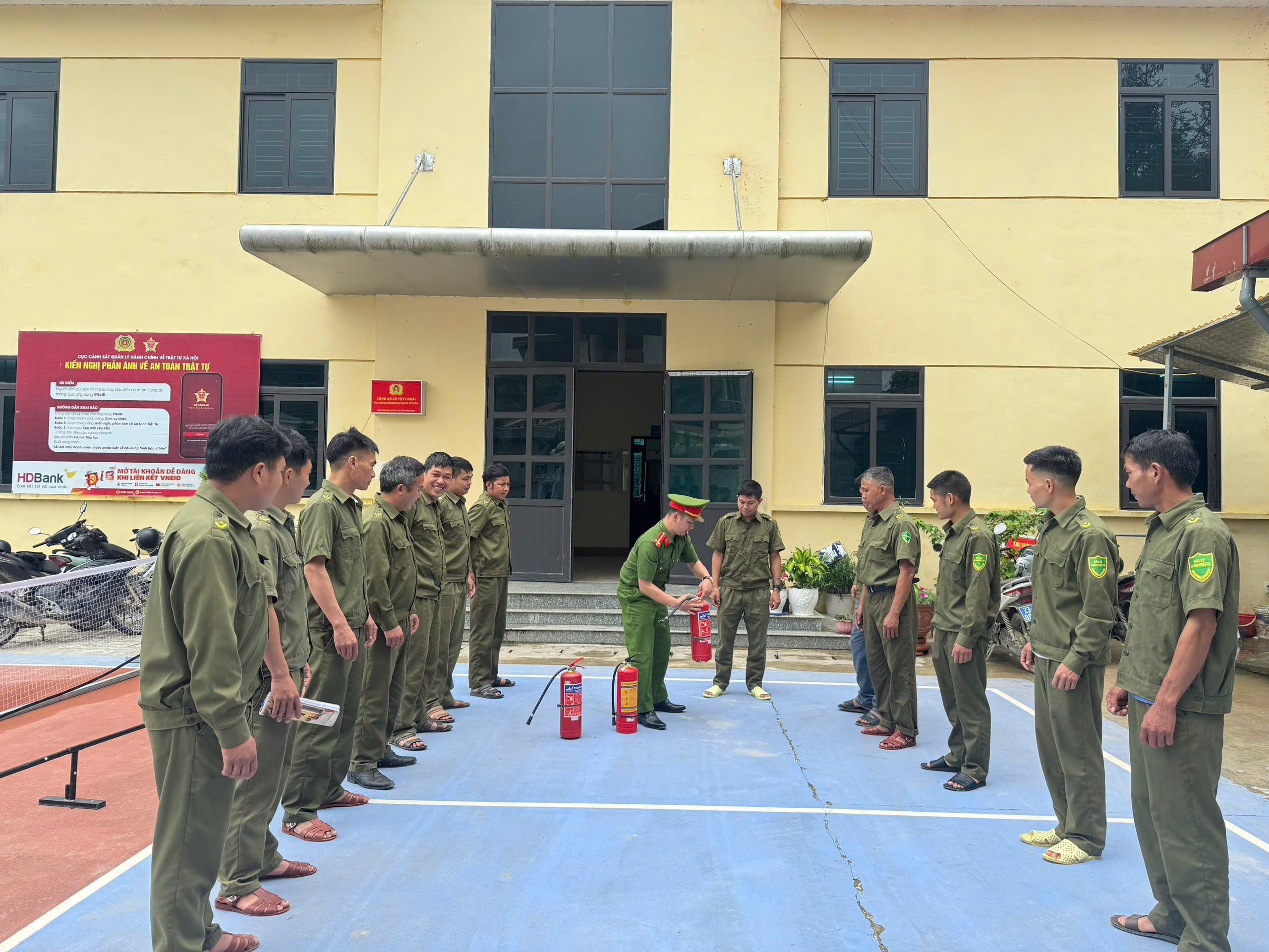 CÔNG AN XÃ PỜ LY NGÀI TẬP HUẤN KỸ NĂNG PCCC CHO LỰC LƯỢNG THAM GIA BẢO VỆ ANTT Ở CƠ SỞ