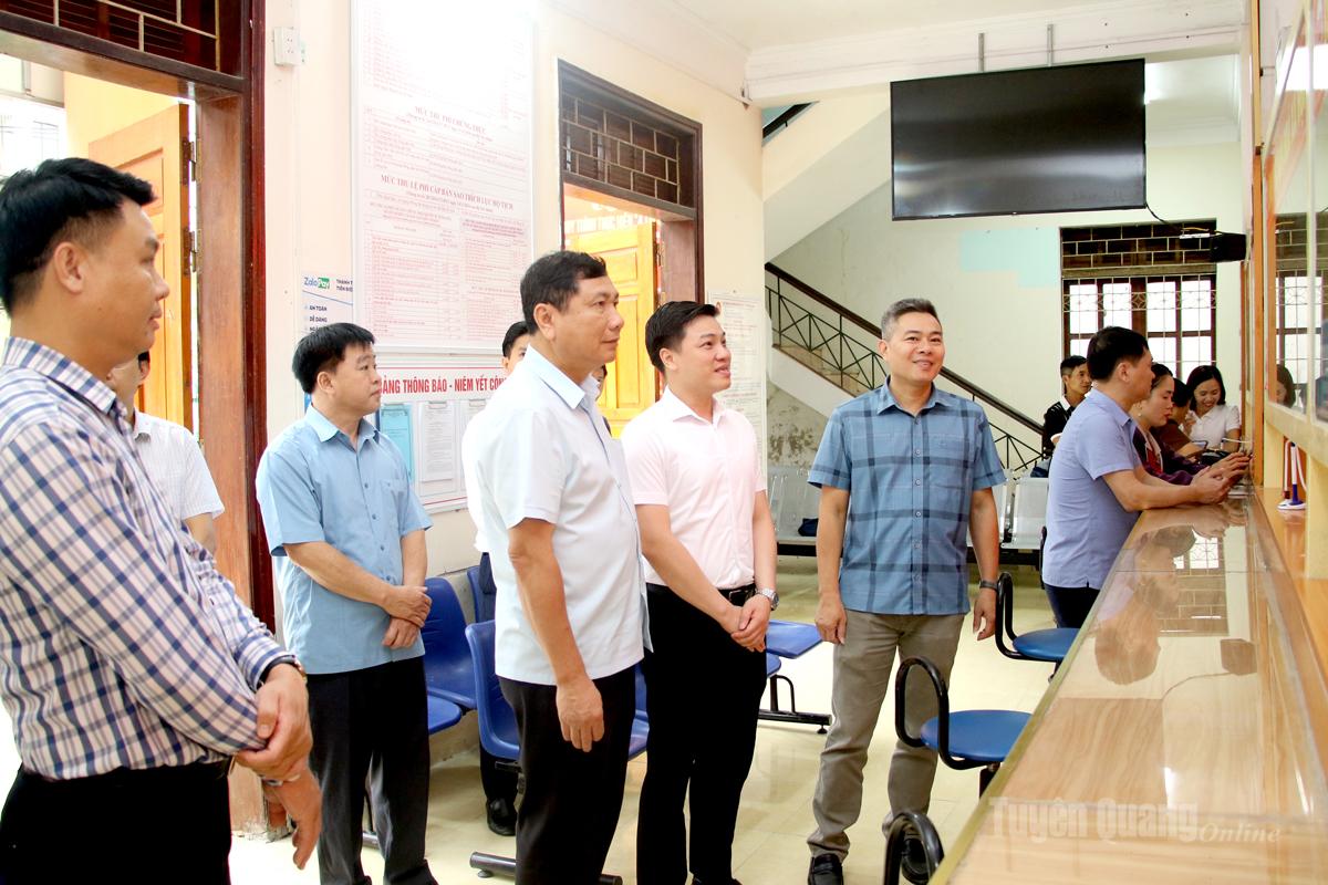 Đoàn kiểm tra, giám sát số 279 của Ban Thường vụ Tỉnh ủy do đồng chí  Trưởng Ban Nội chính Tỉnh ủy Phùng Tiến Quân làm việc tại xã Quản Bạ