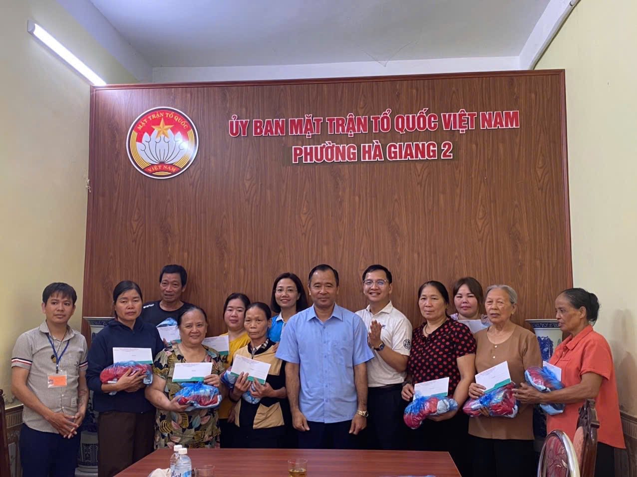 Công ty may Hoa Sen Phú Thọ trao tặng quà cho phụ nữ nghèo, có hoàn cảnh khó khăn phường Hà Giang 2
