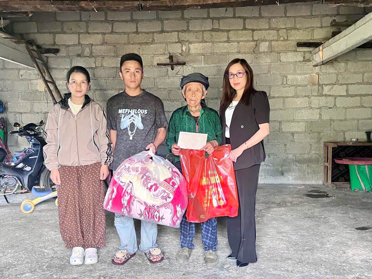 Khâu Vai thăm hỏi và tặng quà người cao tuổi nhân Ngày Quốc tế Người cao tuổi