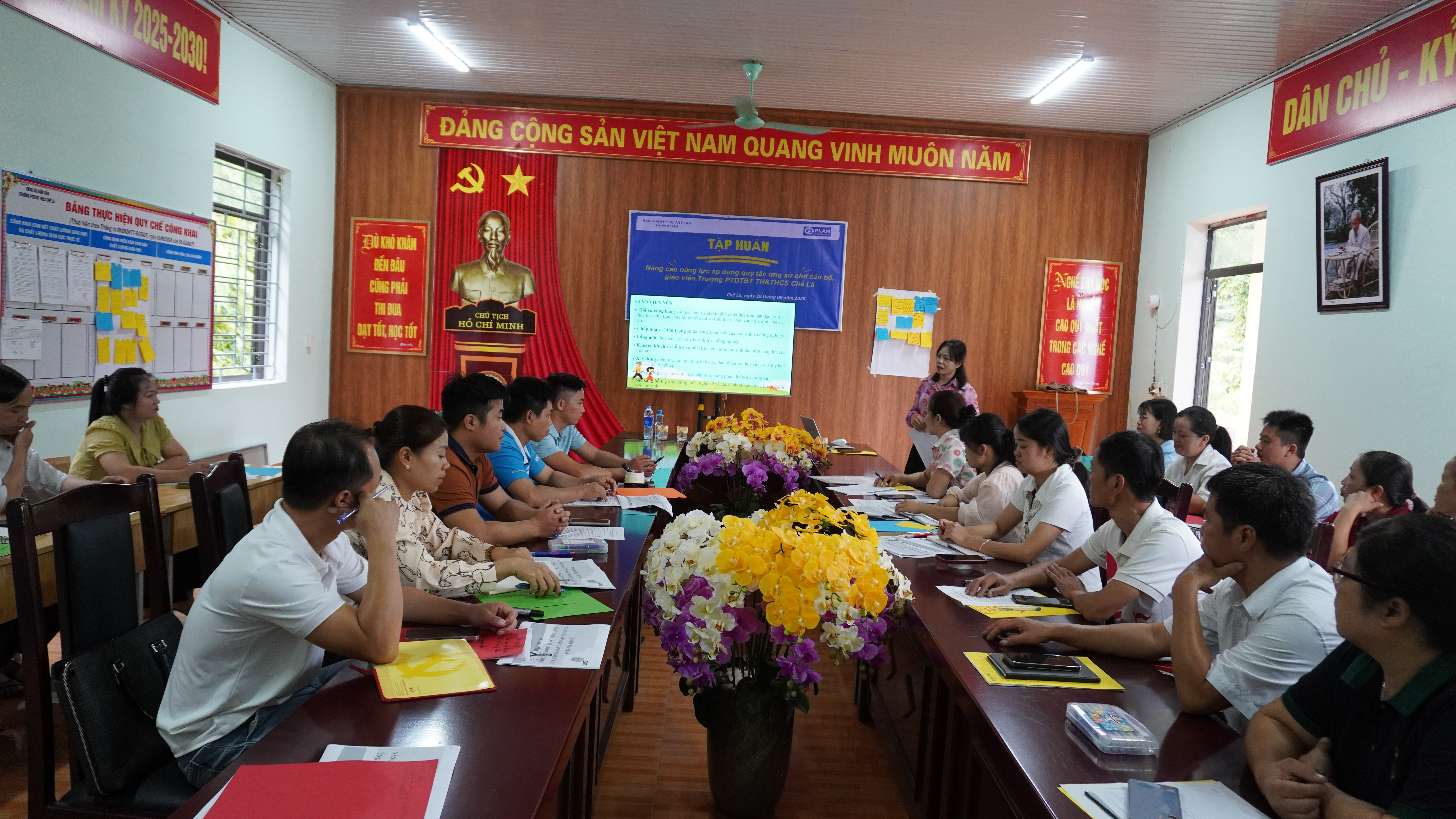 BAN QUẢN LÝ DỰ ÁN PLAN XÃ NẤM DẨN TỔ CHỨC TẬP HUẤN NÂNG CAO NĂNG LỰC ÁP DỤNG QUY TẮC ỨNG XỬ CHO CÁN BỘ, GIÁO VIÊN TRƯỜNG PTDTBT TIỂU HỌC VÀ THCS CHẾ LÀ