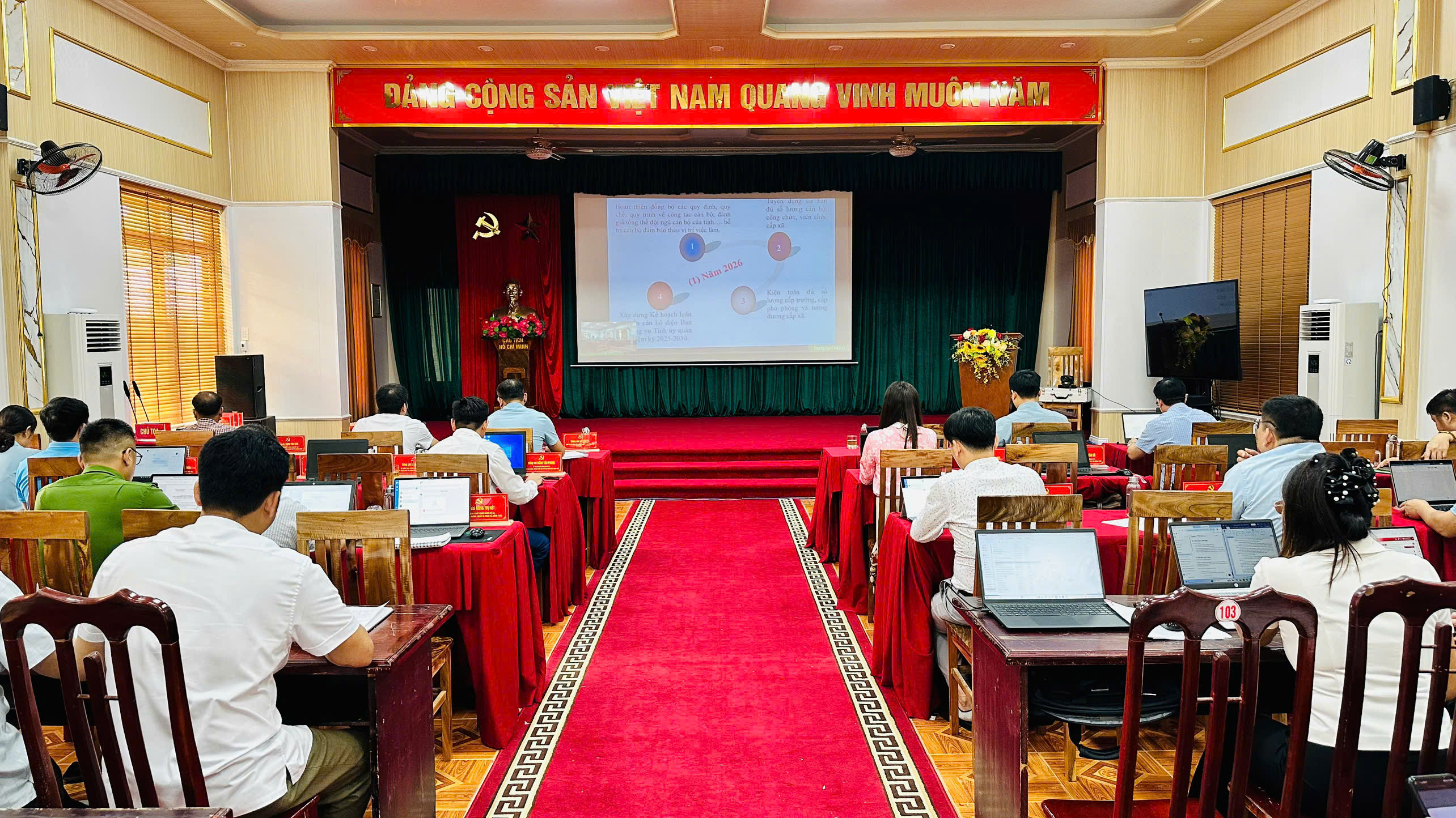 Hồng Thái tham dự hội nghị trực tuyến học tập, quán triệt, triển khai thực hiện các văn bản của Ban chấp hành Trung ương, Bộ chính trị, Ban Bí thư và của Tỉnh uỷ