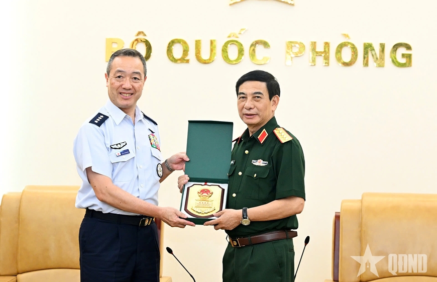 Đại tướng Phan Văn Giang tiếp Đại tướng Uchikura Hiroaki