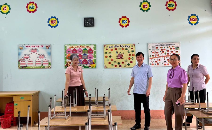 Phó Chủ tịch Thường trực UBND xã Phạm Văn Tuyển kiểm tra công tác chuẩn bị năm học mới
